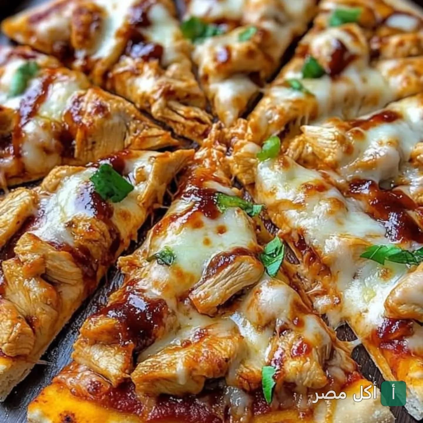 بيتزا دجاج بصوص الباربيكيو والجبنة في باديلاتشو كافيه ومطعم بعابدين