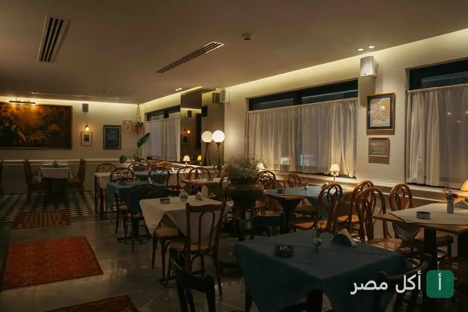 صالة الطعام الداخلية في مطعم وبار ألميريا في عابدين، تتميز بديكور كلاسيكي وإضاءة هادئة.