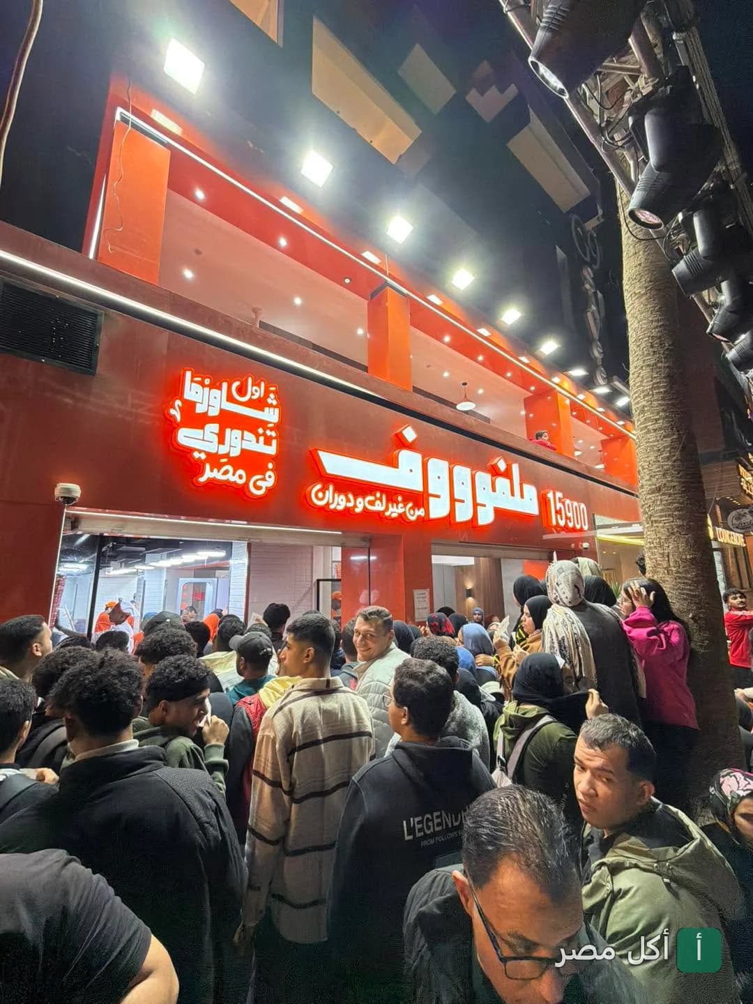 زحام شديد أمام واجهة مطعم ملفوف في عابدين ليلاً