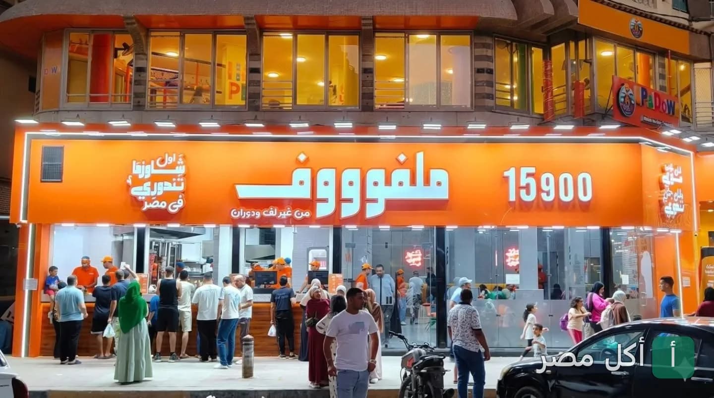 واجهة مطعم ملفوف في عابدين مع لافتة برتقالية كبيرة وزحام من الزبائن أمام المحل.