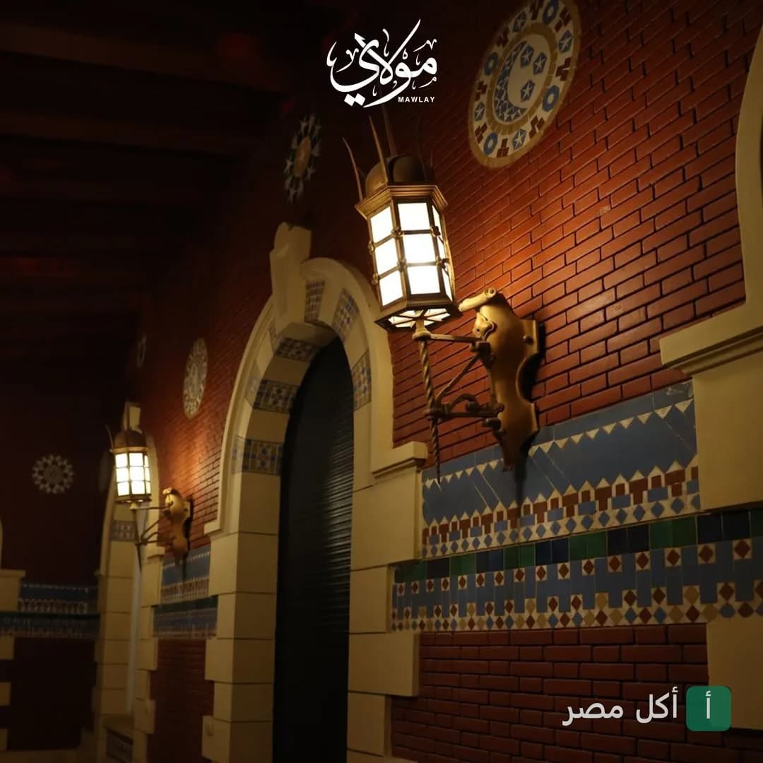 ديكور إسلامي تقليدي بحوائط طوب أحمر وفوانيس إضاءة في مطعم مولاي بعابدين