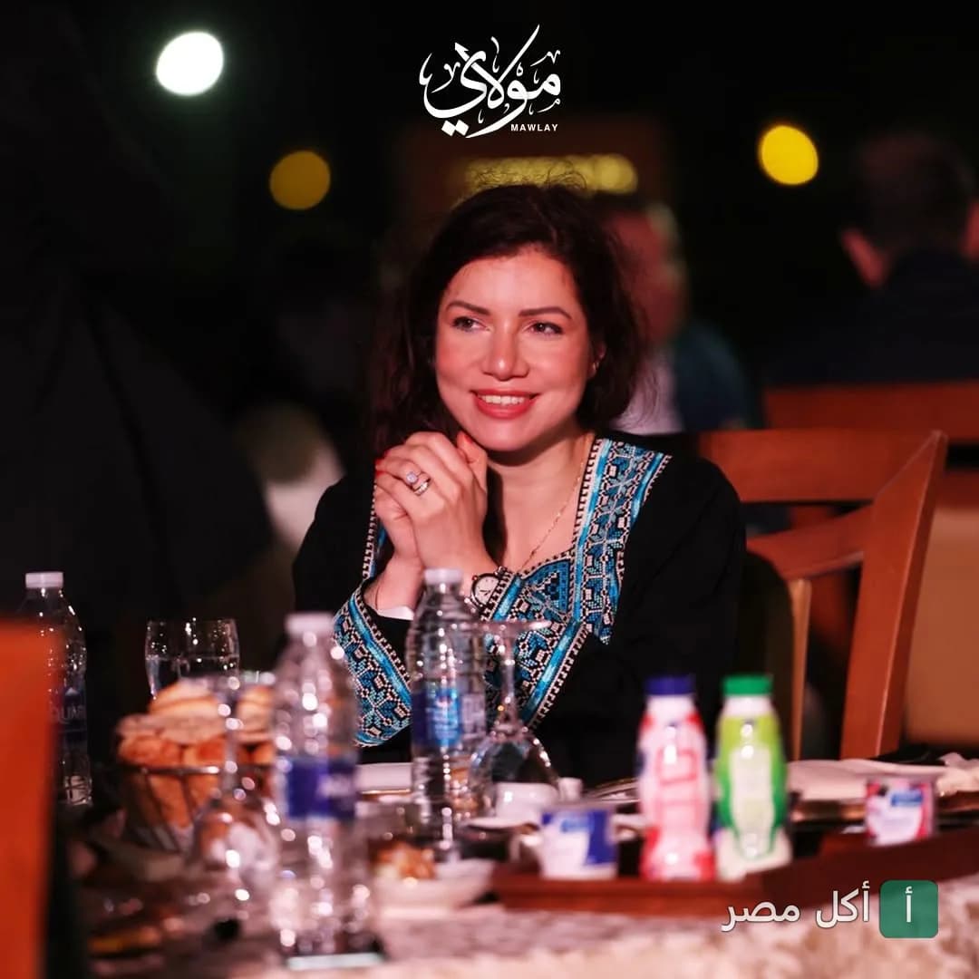 امرأة تبتسم في مطعم مولاي بعابدين خلال أمسية.