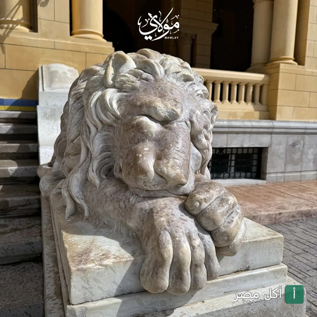 تمثال أسد رخامي أمام مطعم مولاي في عابدين.