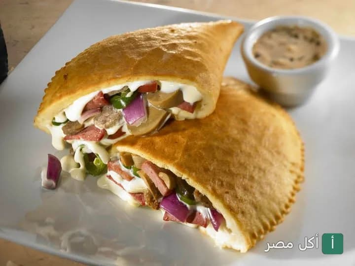 بيتزا كالزوني محشوة بالخضروات واللحوم من مطعم بيتزا كينج في باب اللوق.