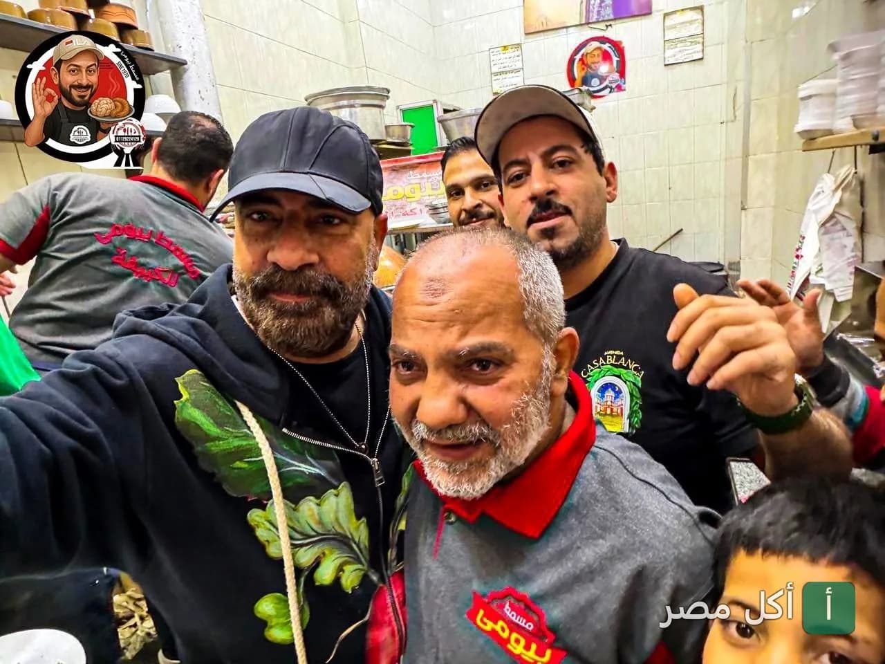 فريق عمل مسمط بيومي في عابدين يبتسمون للكاميرا داخل المطعم.