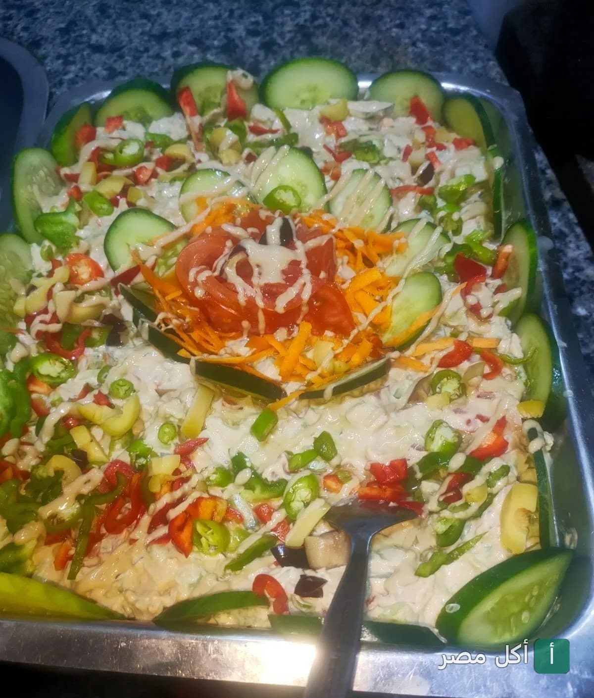 طبق سلطة كريمي مزين بشرائح الخيار والطماطم في مطعم الطيبين بعابدين.