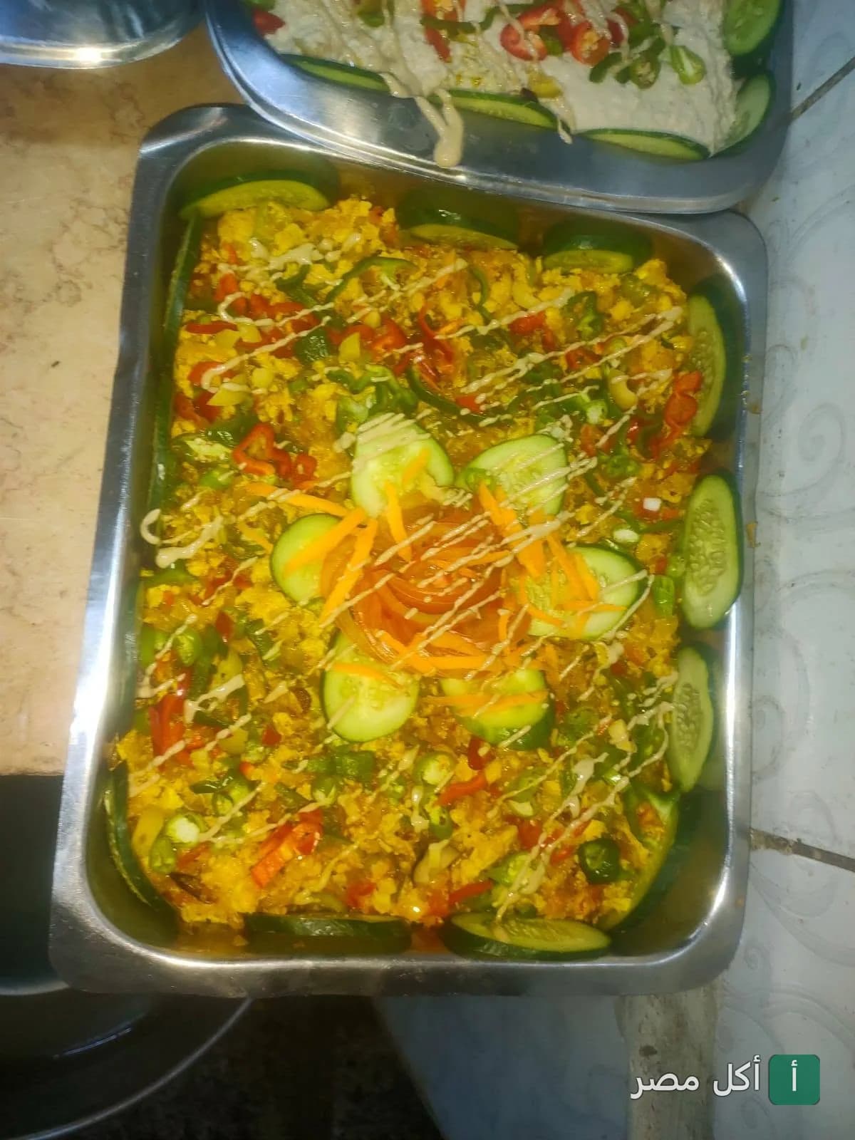 طبق أرز بالخضروات مزين بالخيار والطماطم في مطعم الطيبين بعابدين
