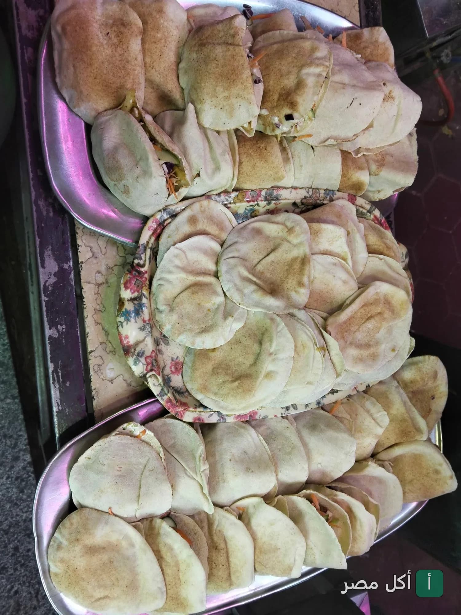 صواني مليئة بساندوتشات العيش البلدي المحشو في مطعم الطيبين بعابدين.