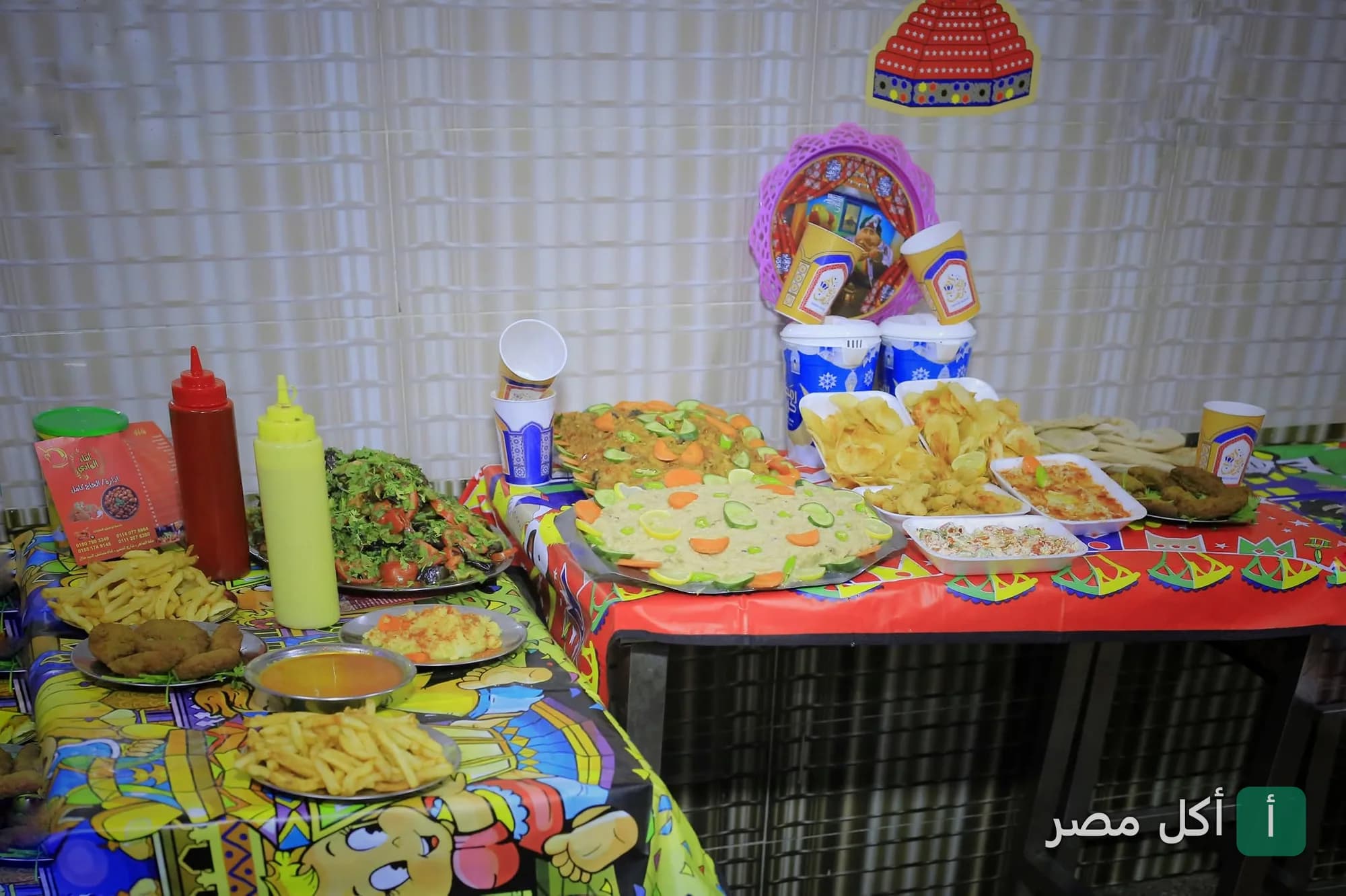 مائدة طعام متنوعة من مطعم أبناء الوادي أبو إبراهيم في عابدين.
