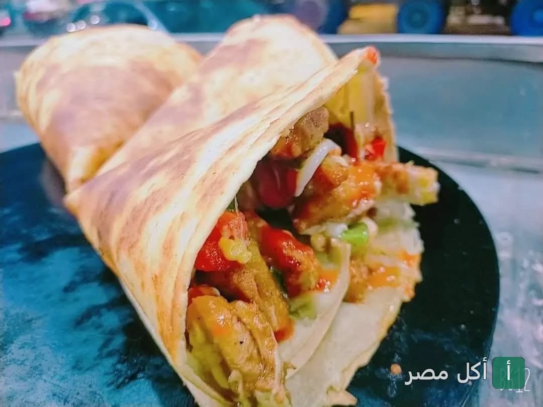 ساندوتش شاورما دجاج محضر في خبز صاج من مطعم الزعيم في عابدين