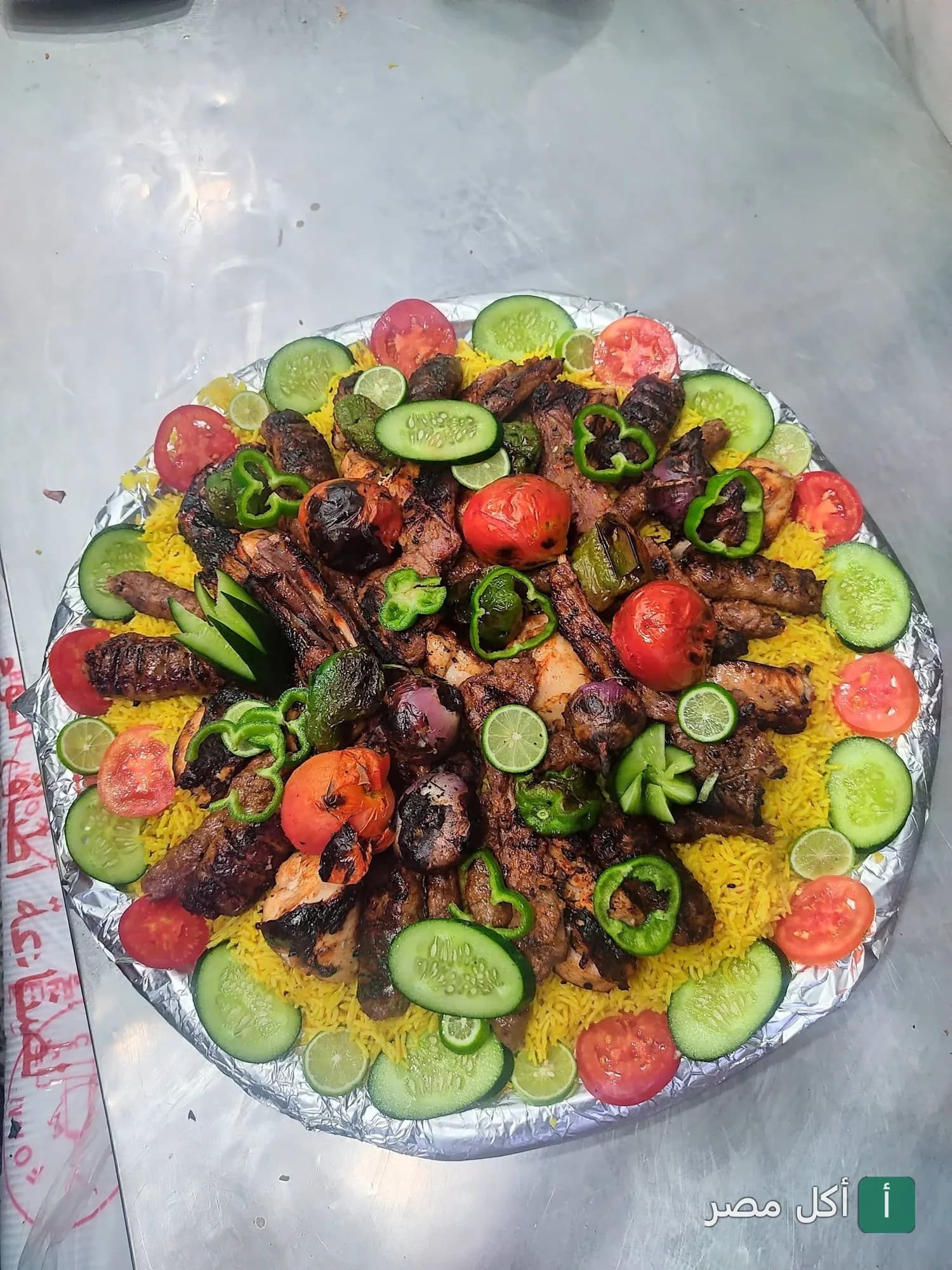 طبق مشويات مشكل مع أرز أصفر وخضروات طازجة في مطعم عبد الباسط عبد الصمد بعين شمس