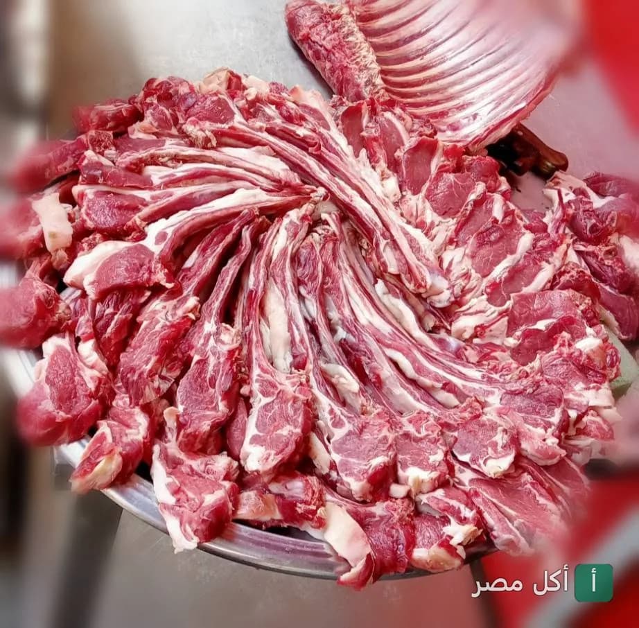 قطع ريش ضاني طازجة مرتبة في طبق بمطعم عبد الباسط عبد الصمد في عين شمس.