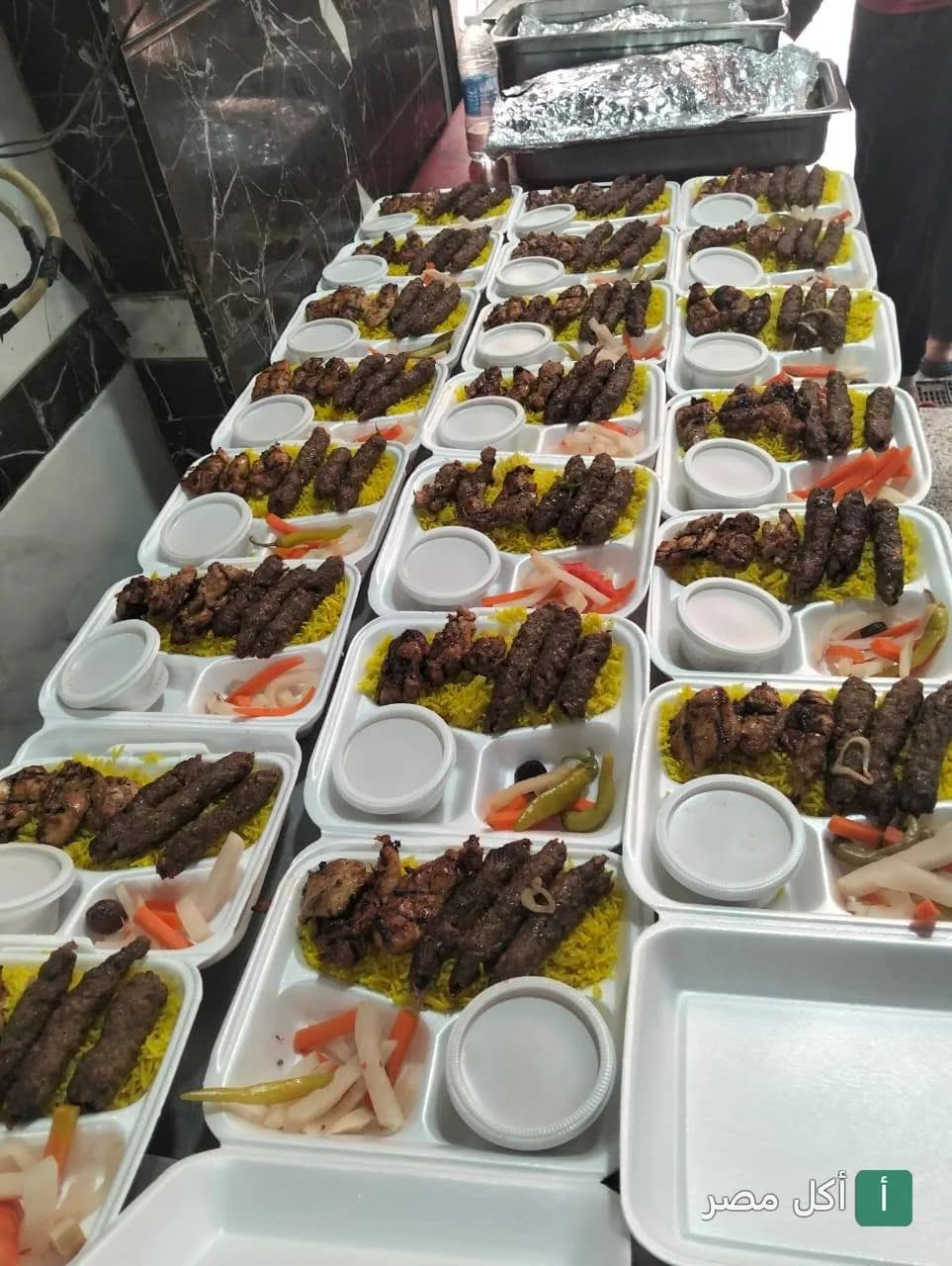 وجبات مشويات جاهزة في أطباق تحتوي على كفتة وأرز ومقبلات في مطعم عبد الباسط عبد الصمد بعين شمس.