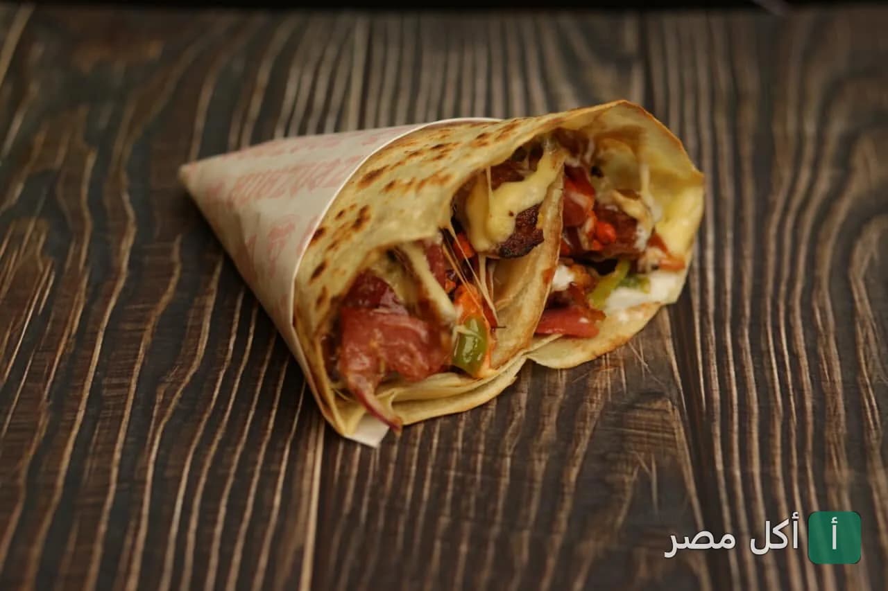 ساندوتش كريب محشو باللحم والجبن السايح في مطعم زنزانة بعين شمس