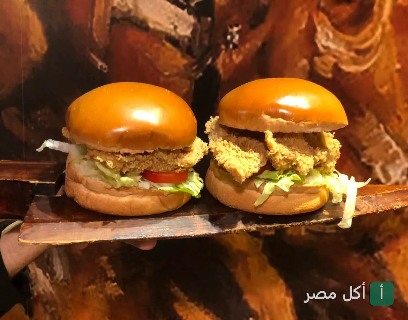 ساندوتشين دجاج مقرمش في مطعم فود جن بعين شمس.