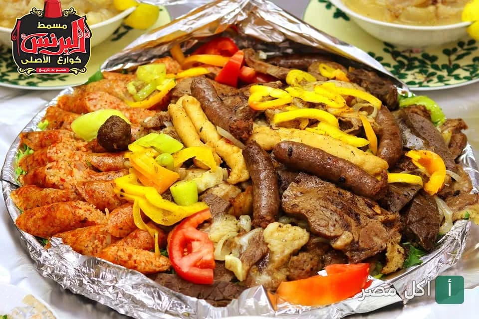 صينية مشويات متنوعة من مسمط البرنس في عين شمس تحتوي على ممبار وسجق ولحوم مع خضروات