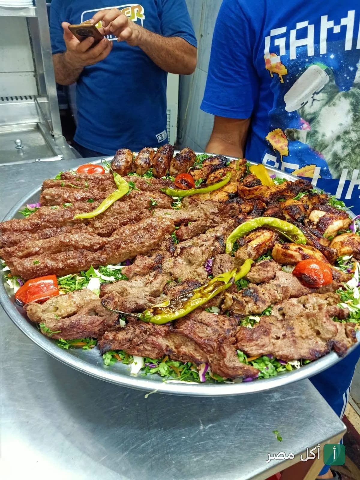 صينية مشويات مشكلة تضم كفتة وكباب وقطع دجاج مشوية مع الخضروات في مطعم حاتي العمدة بعين شمس.