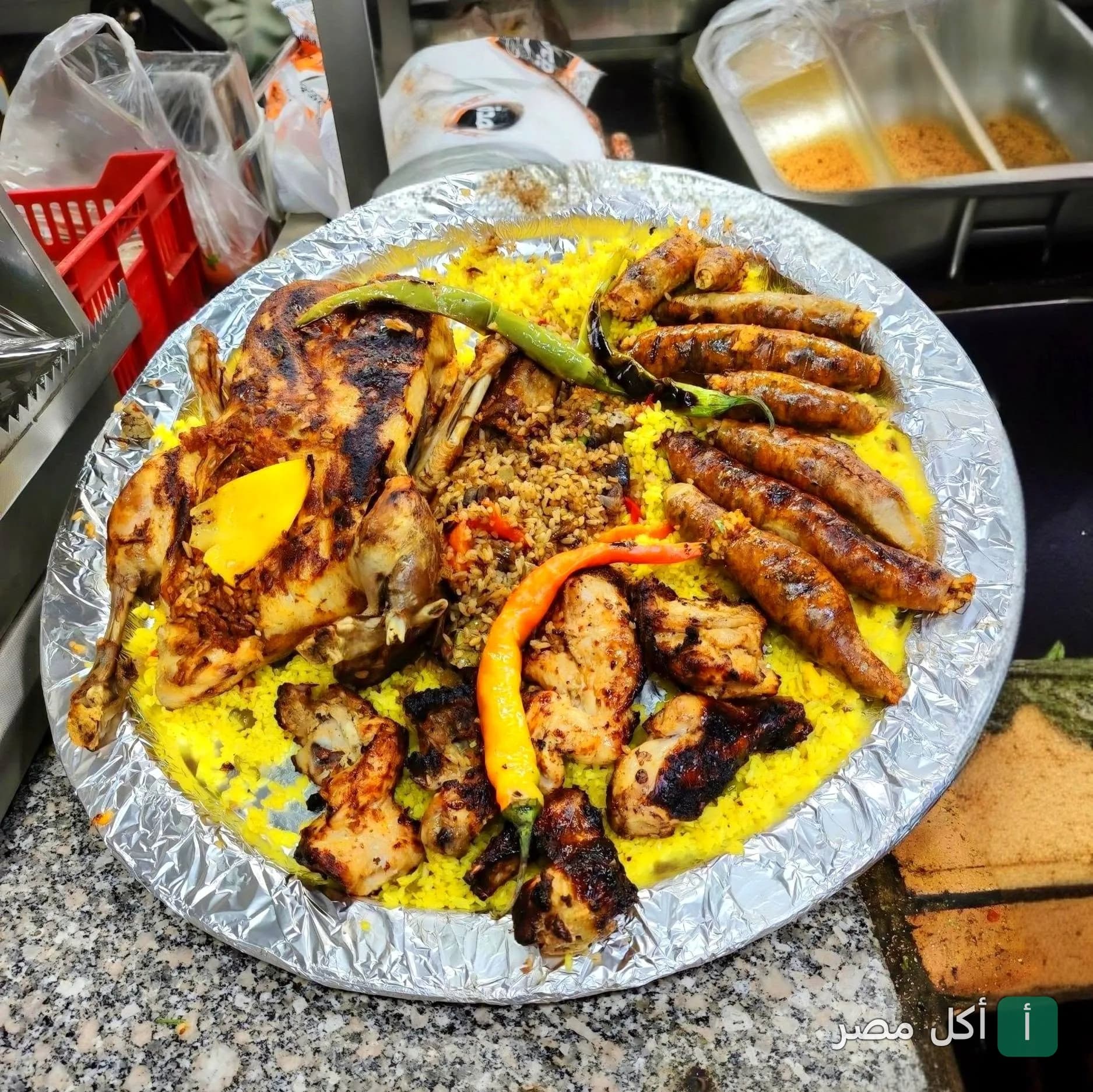 صينية مشويات مشكلة من حاتي العمدة في عين شمس تضم دجاج مشوي وكفتة وأرز أصفر