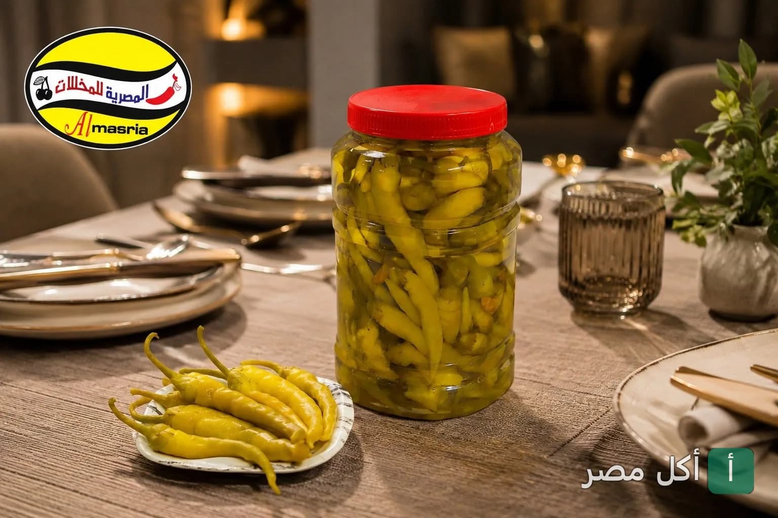 برطمان مخلل فلفل حار من المصرية للمخللات بعين شمس موضوع على مائدة طعام.