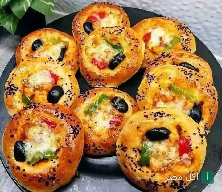 طبق فطائر صغيرة مخبوزة بالجبنة والزيتون والفلفل الألوان من فطاطري النجوم في عين شمس.