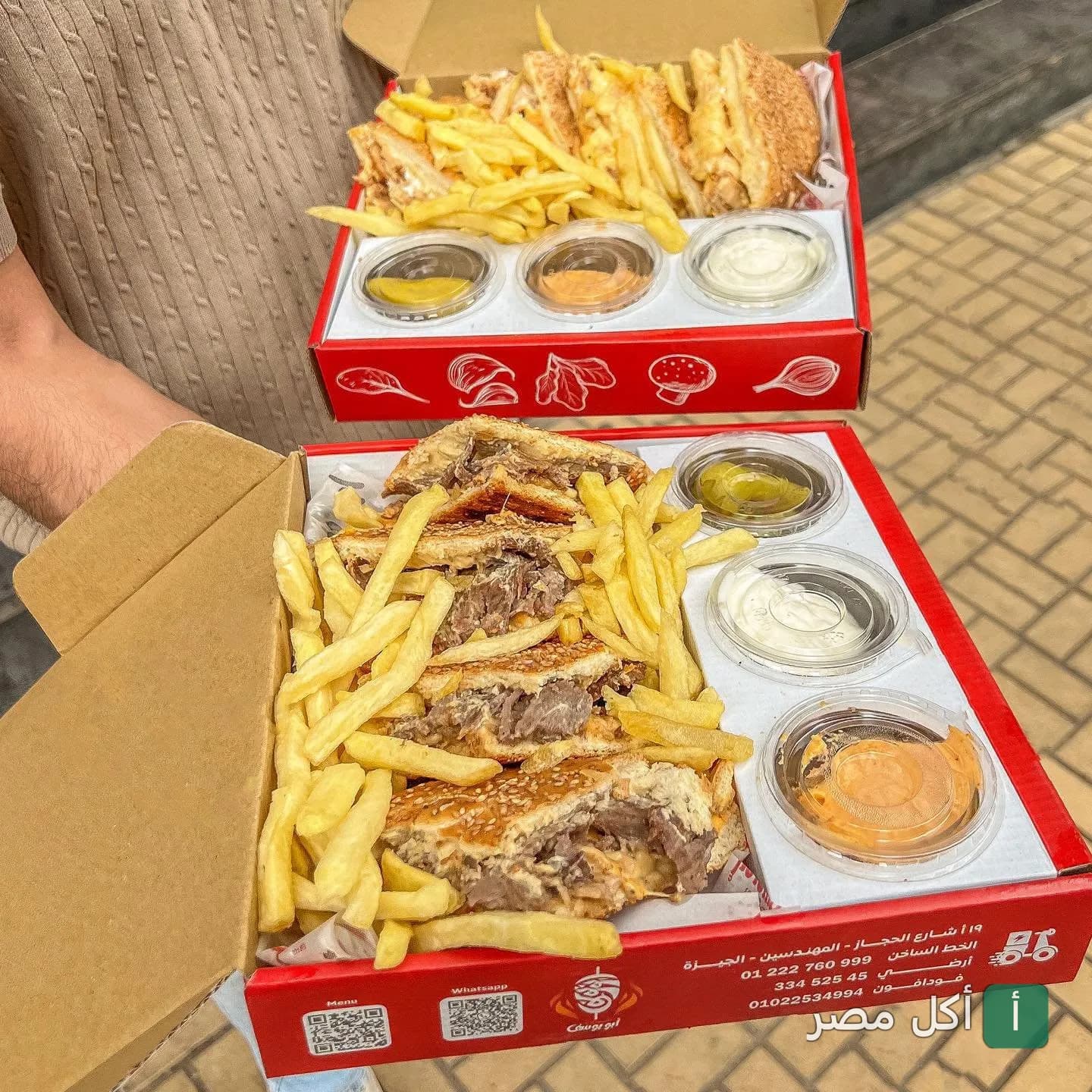 وجبات تيك أواي من مطعم أبو يوسف في عين شمس تحتوي على ساندوتشات لحم وبطاطس محمرة وصوصات