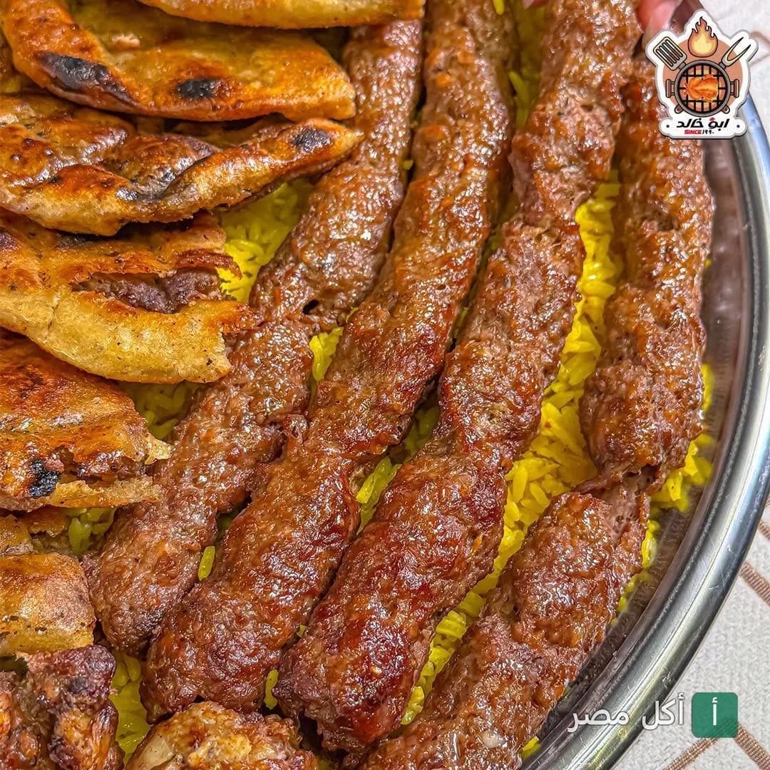 طبق كباب مشوي على أرز أصفر مع خبز محمص من كبابجي ابو خالد في عين شمس.