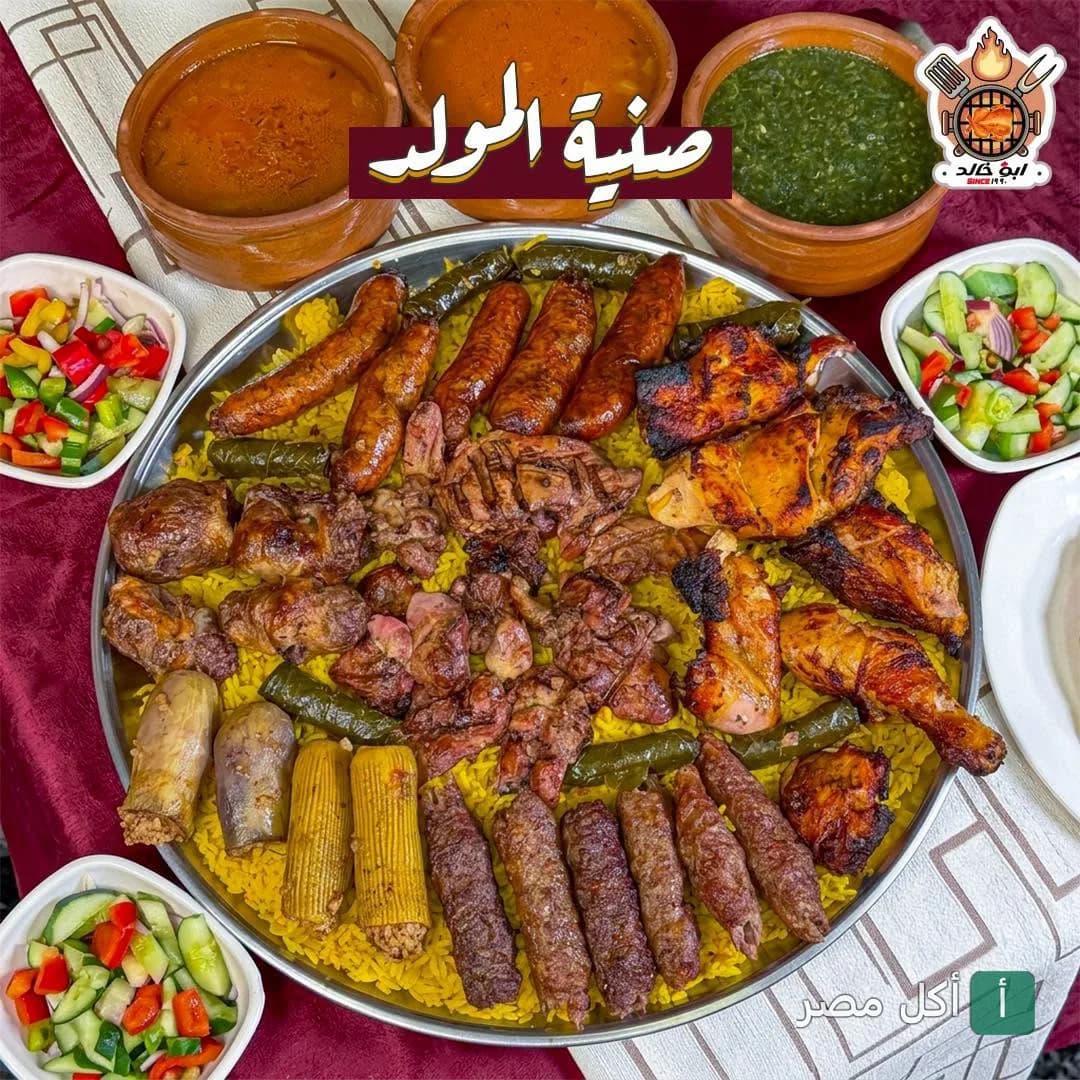 صينية مشويات متنوعة من كبابجي أبو خالد في عين شمس تضم كباب وكفتة ومحاشي مع أطباق جانبية.