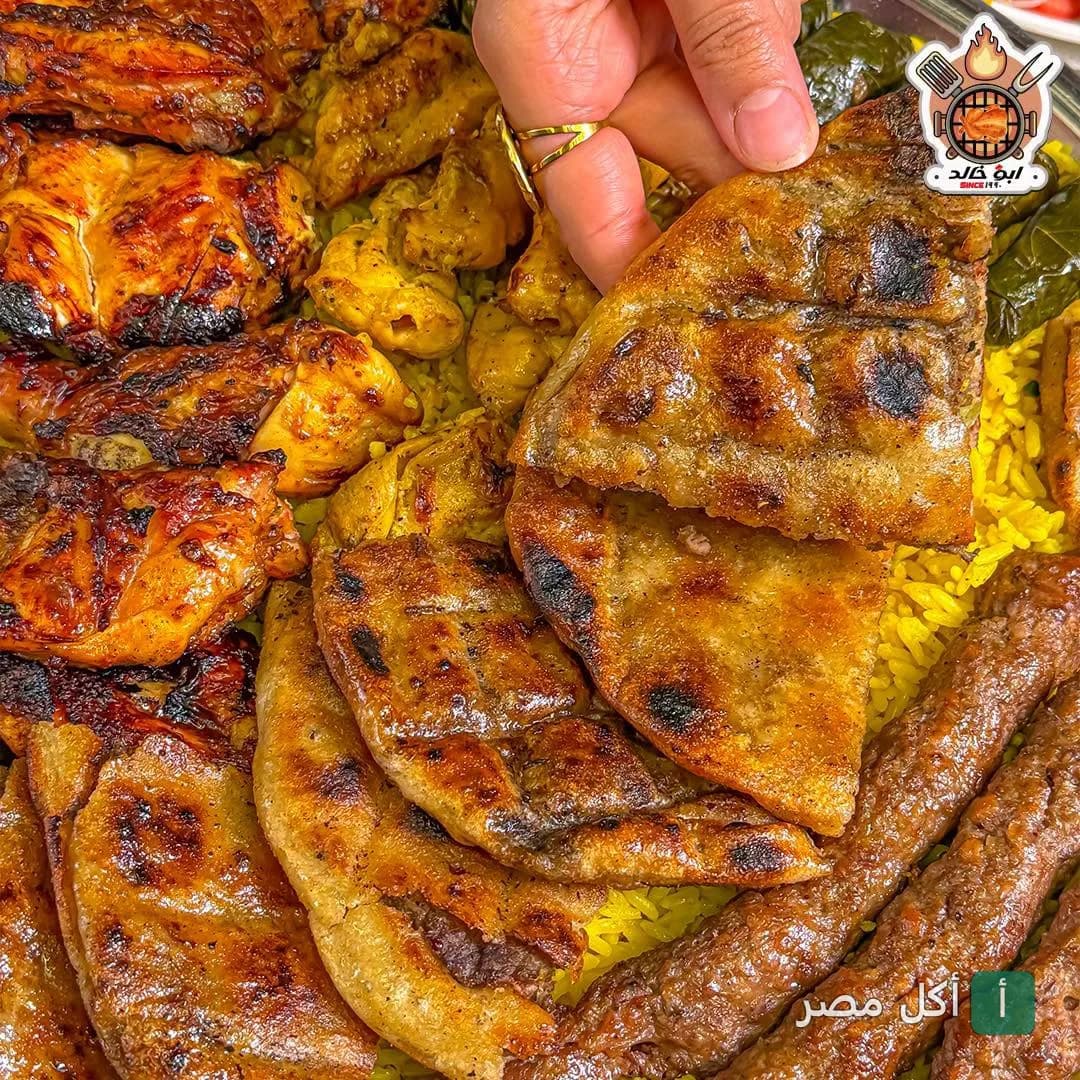 طبق مشويات مشكل من كبابجي ابو خالد في عين شمس يضم كفتة وشيش طاووق وحواوشي على أرز أصفر.
