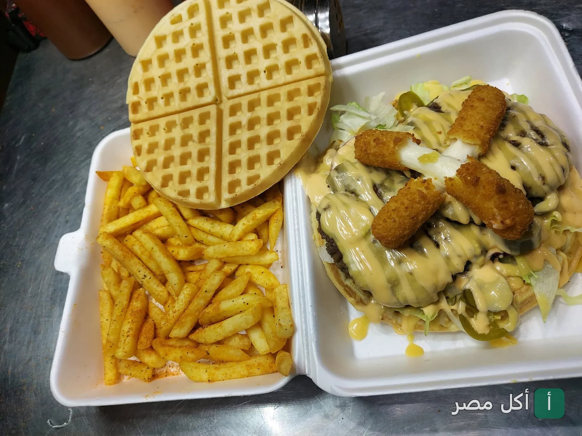 وجبة برجر بالوافل مع أصابع الموتزاريلا والبطاطس المقلية من مطعم وافل و برجر ع الناصية في عين شمس