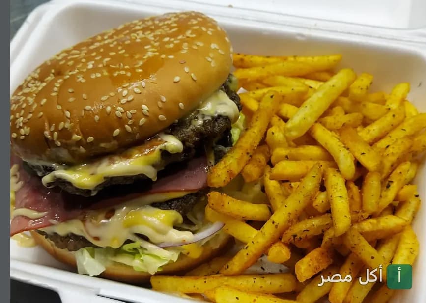 ساندوتش برجر مزدوج مع جبنة ولانشون وبطاطس مقلية في وافل و برجر ع الناصية بعين شمس
