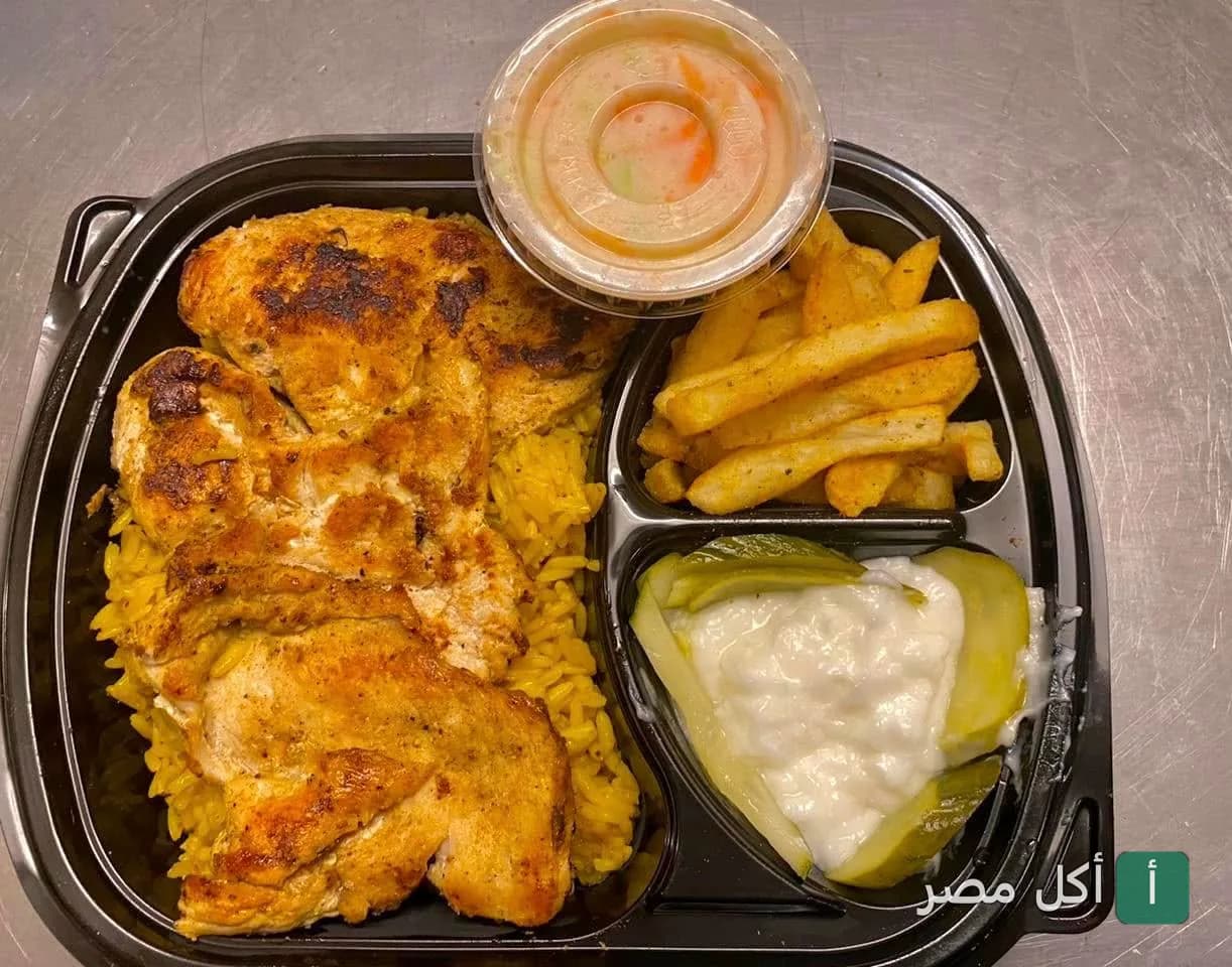 وجبة دجاج مشوي مع أرز أصفر وبطاطس محمرة وصوص في مطعم ميكسات كريب بعين شمس.