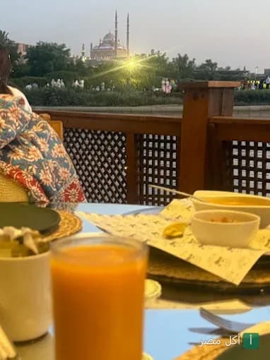 إطلالة من مطعم جرانيتا بالأزهر على جامع محمد علي في القاهرة أثناء تناول الطعام.