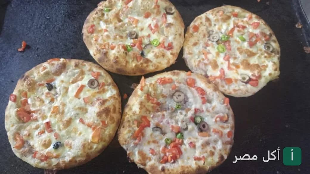 أربع بيتزات طازجة بالخضروات والزيتون في مطعم بيتزا الزعيم بالمغربلين