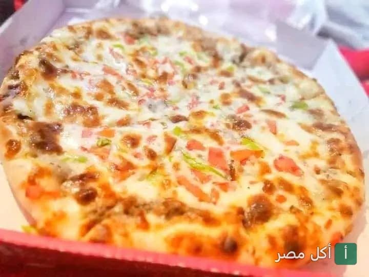 بيتزا بالجبنة والخضروات في علبة كرتون من مطعم بيتزا الزعيم بالمغربلين.