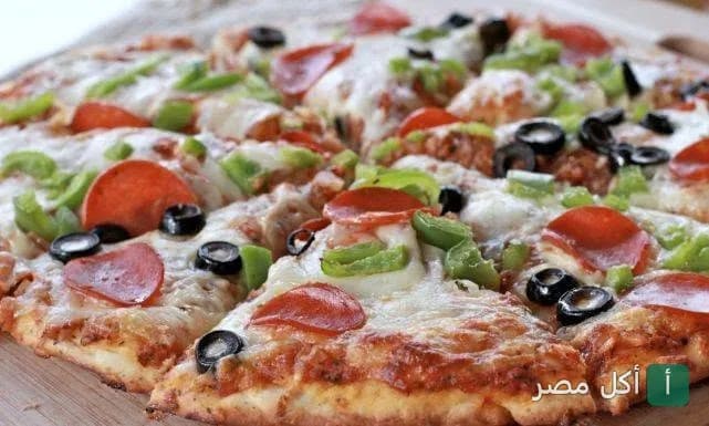 بيتزا بالبيبروني والفلفل الأخضر والزيتون الأسود من مطعم بيتزا الزعيم في الدرب الأحمر