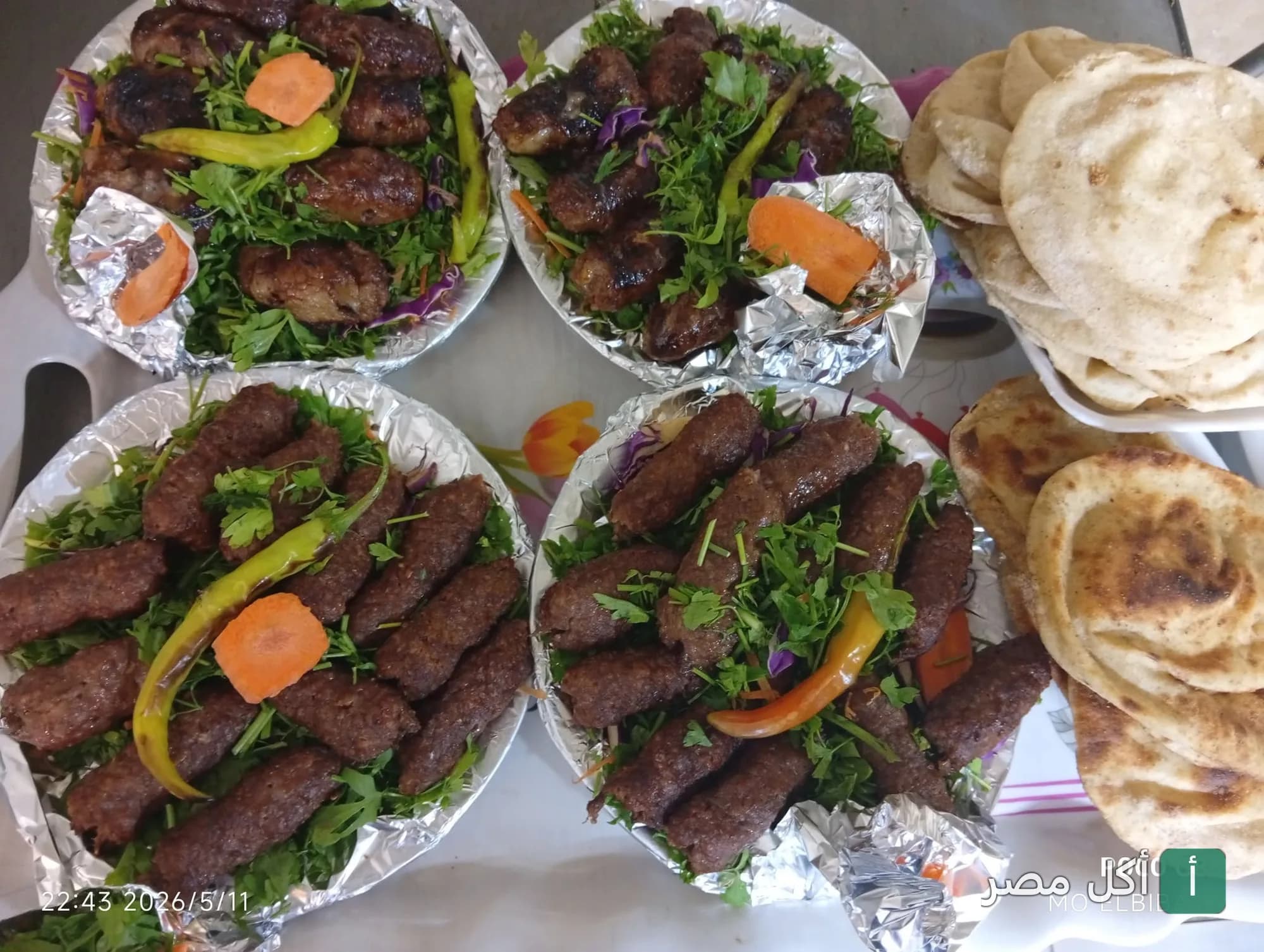 أطباق كباب وكفتة مشوية على بقدونس مع خبز بلدي في مطعم كبابجي البيباني بالدرب الأحمر.