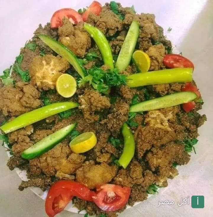 طبق وجبات سريعة من مطعم أبو على الشرقاوى بالسيدة عائشة مزين بشرائح الخيار والطماطم والليمون.