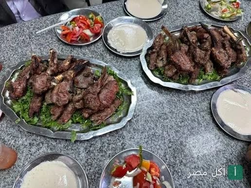 أطباق مشويات متنوعة من كبابجي الفتح في الدرب الأحمر، تقدم مع السلطة والطحينة.
