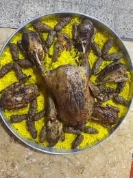 صينية مشويات من كبابجي الفتح بالدرب الأحمر تضم بط محمر وكفتة على أرز أصفر.