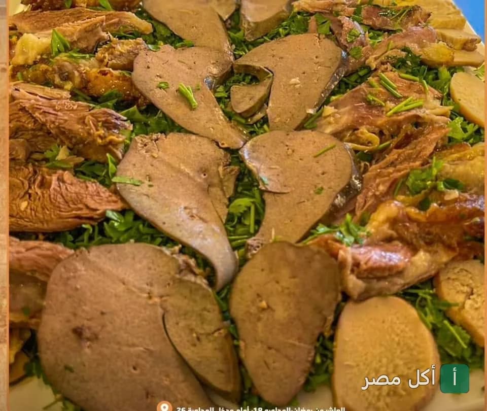 طبق مشويات متنوع من نيفة النجاحي في الغورية، يضم شرائح كبدة ولحوم على فرشة من البقدونس الطازج.