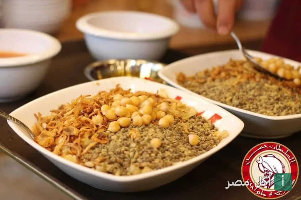 أطباق كشري مصري مع الحمص والبصل المقرمش في مطعم السلطان حسن بالدرب الأحمر