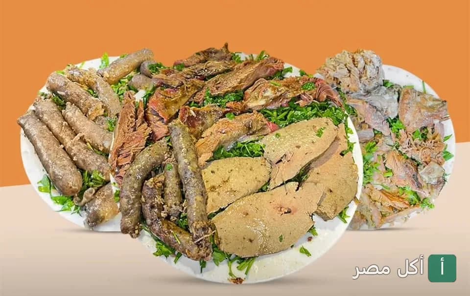 أطباق متنوعة من المشويات المصرية مثل الكبدة والسجق واللحم في مطعم نيفة بالدرب الأحمر.