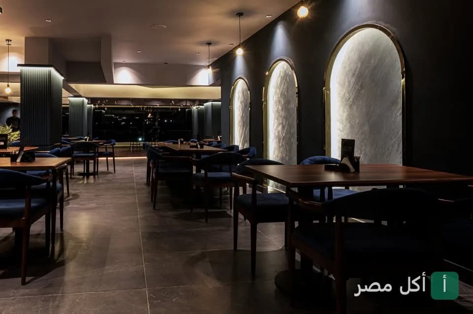 ديكور داخلي عصري وأنيق في مطعم جام لاونج بالخليفة مع إضاءة خافتة وأقواس مضيئة.