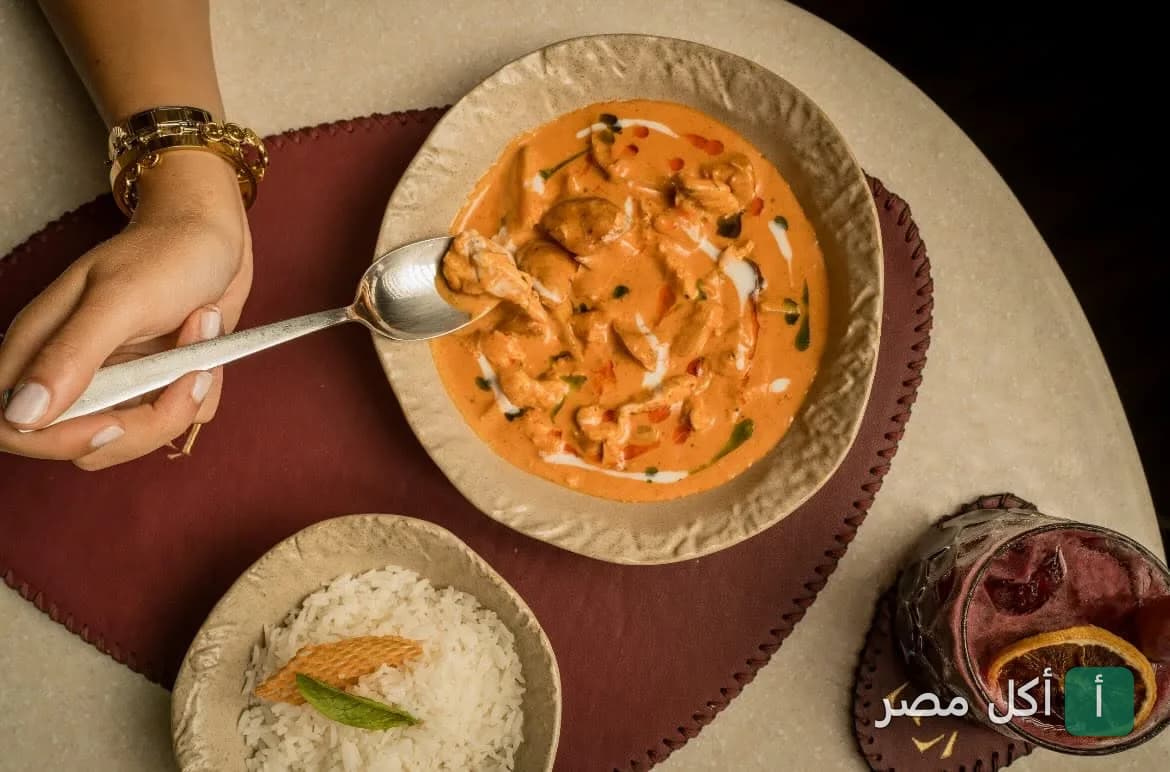 طبق دجاج بصوص كريمي مع أرز في مطعم إيليفي بالخليفة.