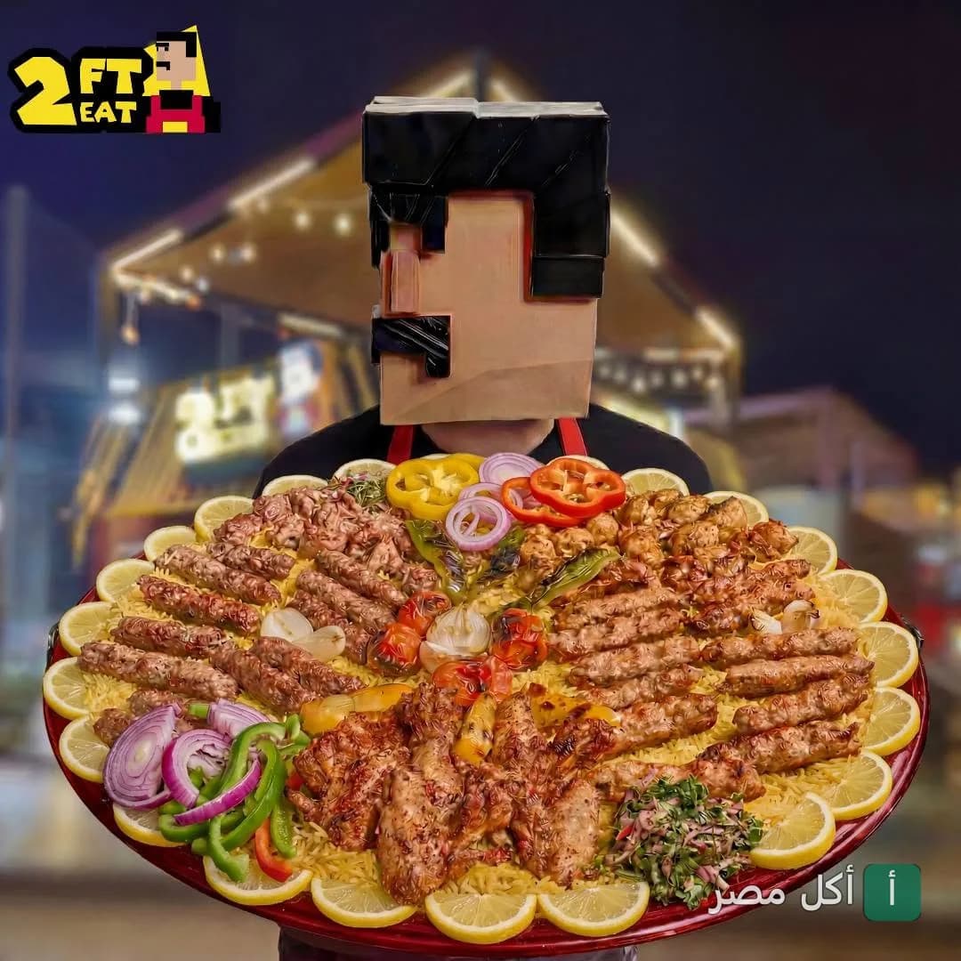 شخص يرتدي قناعاً كرتونياً يحمل صينية كبيرة من المشويات والأرز في مطعم 2FT2Eat بالخليفة.