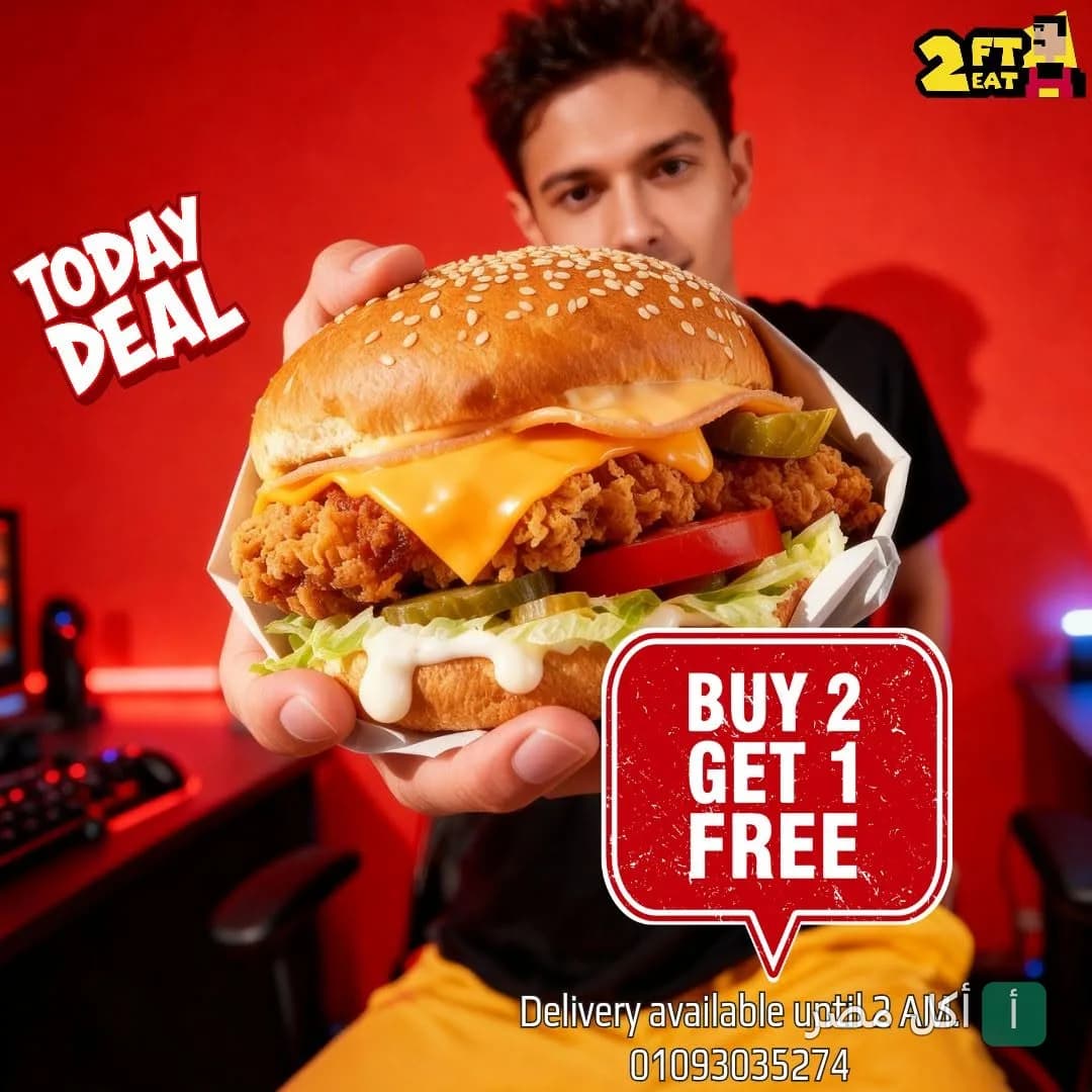 شخص يحمل ساندوتش دجاج مقلي بالجبنة من مطعم 2FT2Eat في الخليفة مع عرض اشتري 2 واحصل على 1 مجاناً.