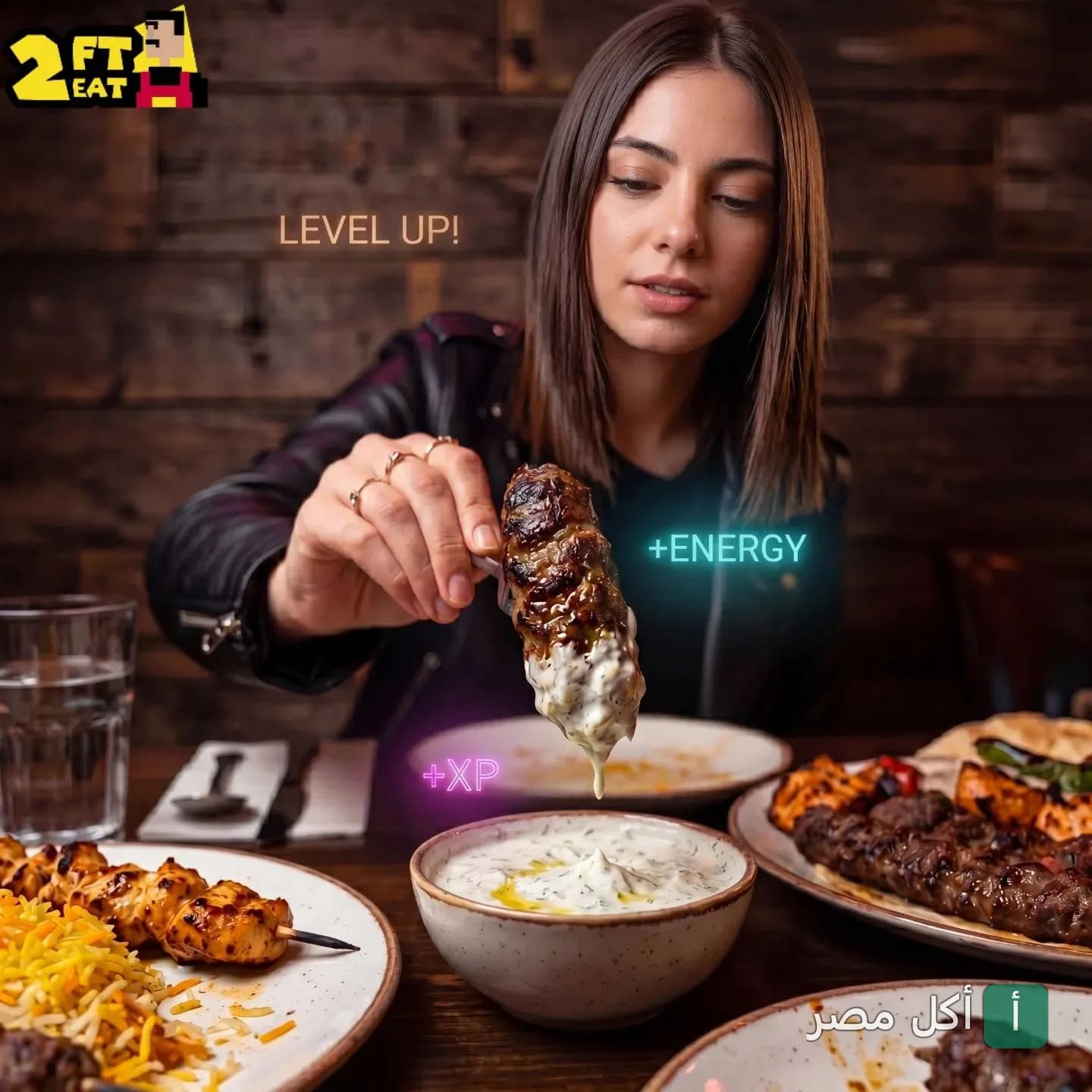 زبونة تغمس كفتة مشوية في صوص الزبادي بمطعم 2FT2Eat في الخليفة.