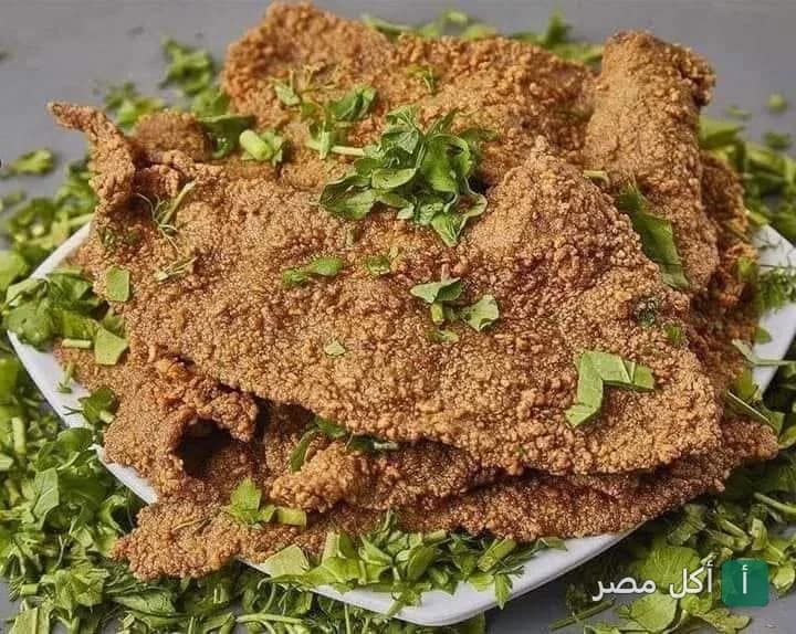 طبق كبدة مقلية مقرمشة مزينة بالبقدونس الطازج من مطعم ابو عمرو كبده ومخ في الخليفة.
