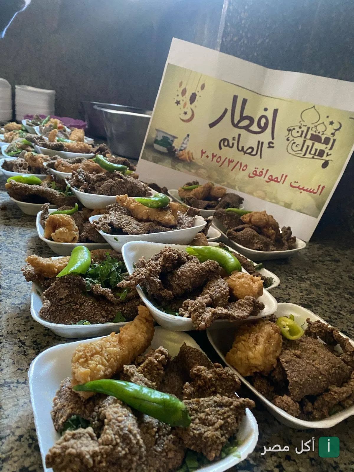 أطباق كبدة ومخ مقلية جاهزة للإفطار في مطعم أبو عمرو بالخليفة.
