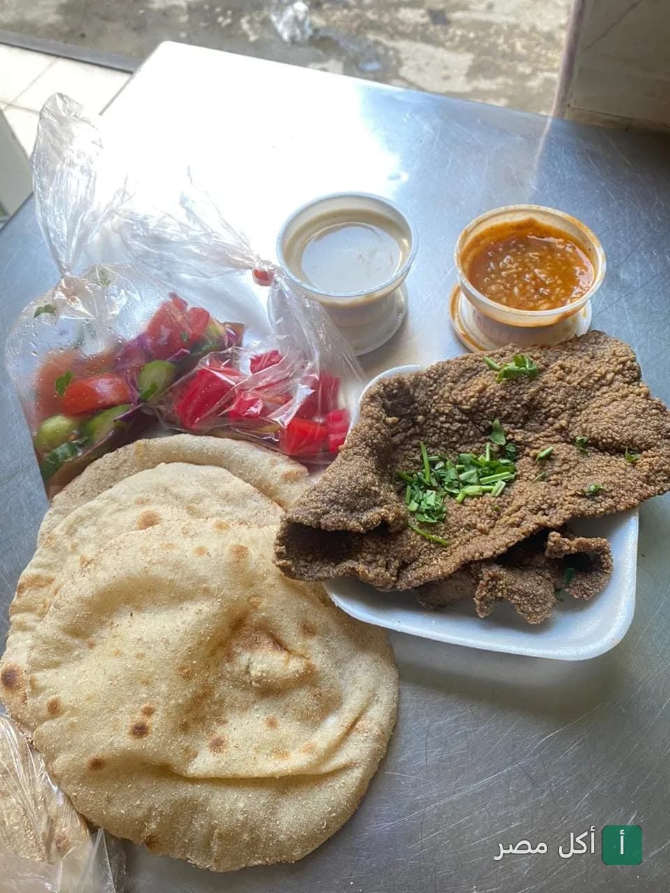 وجبة كبدة مقلية مع خبز بلدي وسلطة وطحينة من مطعم ابو عمرو كبده ومخ بالخليفة